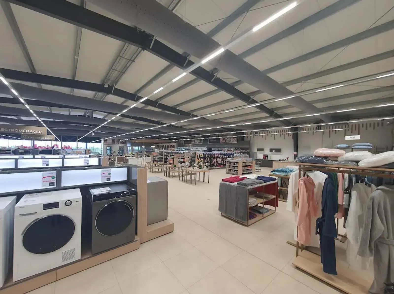 Gallery Photo 2 - Marketplace | Mr Bricolage, —, Libreville, Gabon | Services & Others 