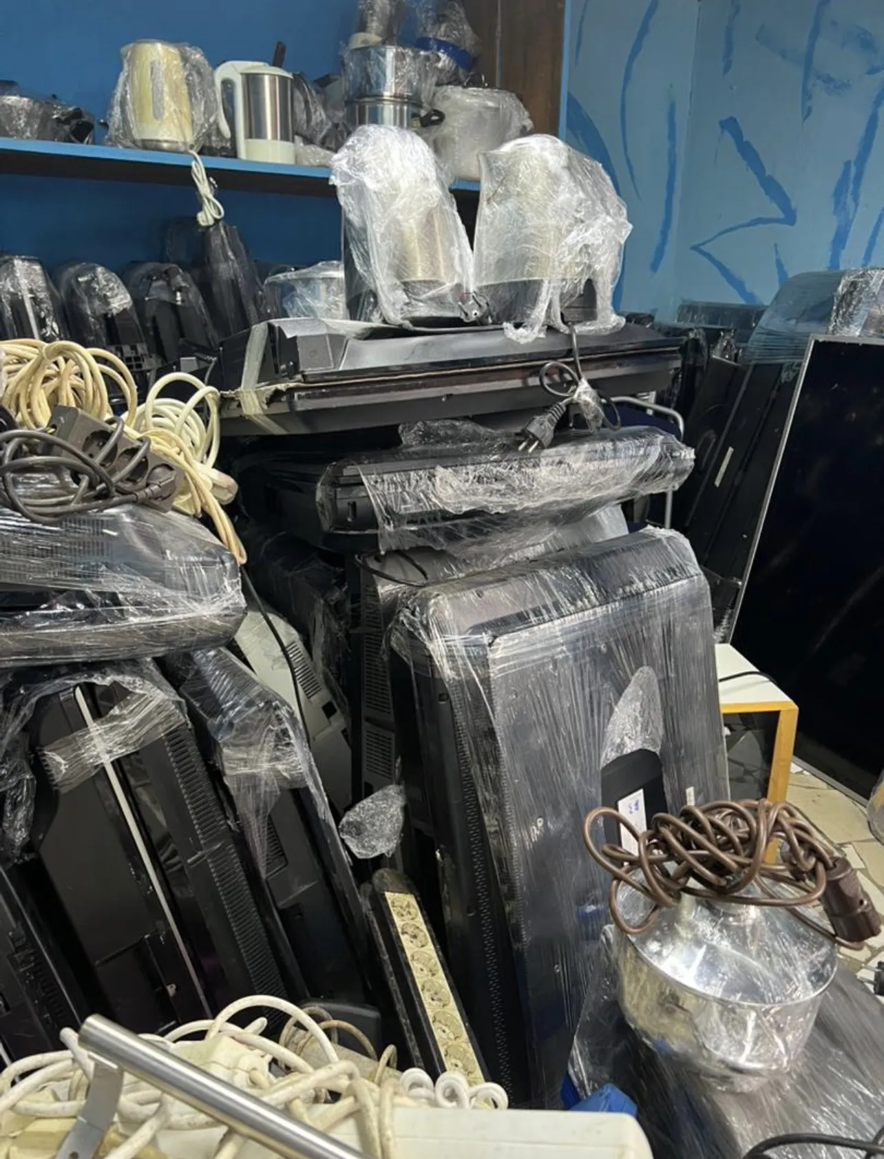 Gallery Photo 2 - Marketplace | Multiple Stuff From Container, Damas, Yaoundé, Cameroon | Electronics & Media  > Other Electronics & Media